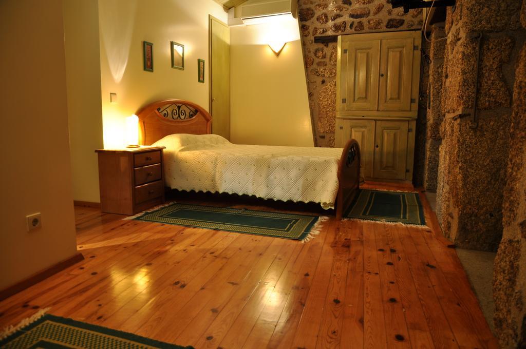 Casa Do Meio Da Vila Loriga Værelse billede